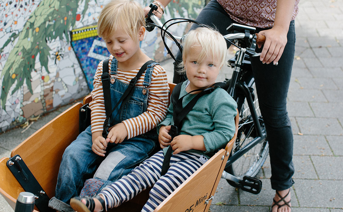 Kompaktes Lastenrad mit kleiner Transportbox